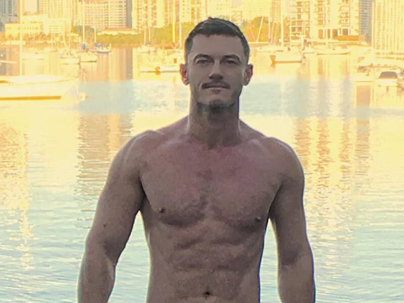 luke evans salutes from bogota eating local street food luke evans fotos cuerpo antes despues pandemia