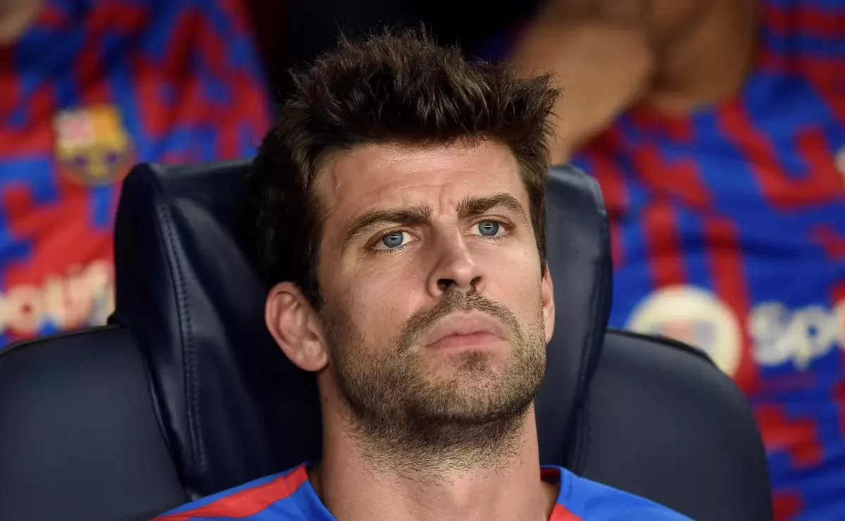 pique keep his head down when stadium dj played shakiras song pique barcelona.jpg