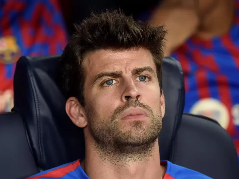 pique keep his head down when stadium dj played shakiras song pique barcelona.jpg