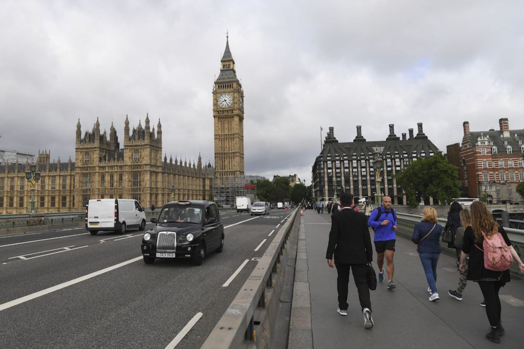 united kingdom will stop requiring a visa for peruvian tourists from november 9 000442417w