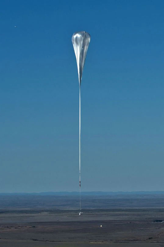 Baumgartner: The man who jumped from the stratosphere and exceeded the speed of sound 4 A helium balloon the size of 33 football stadiums lifted the capsule where Felix Baumgartnem was traveling. Photo: EFE