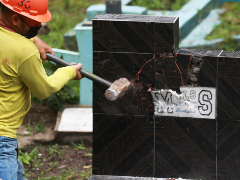 bukele sends inmates to destroy graves of gang members on all saints day 63652925d6161.r d.1648 764 3133