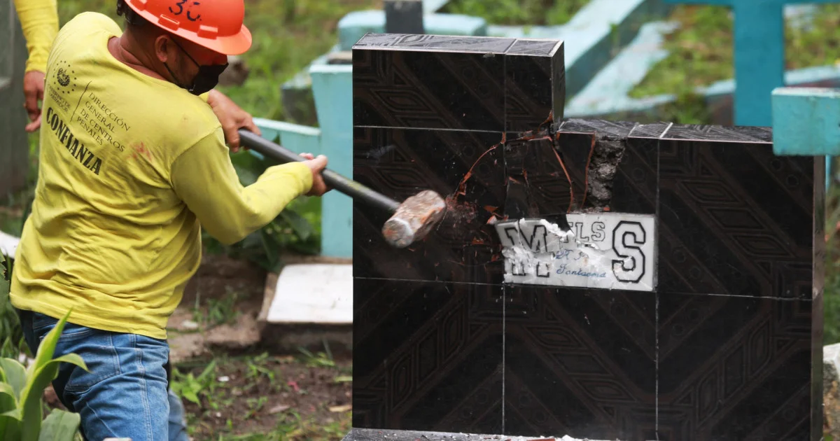 Bukele sends inmates to destroy graves of gang members on All Saints' Day 1 bukele sends inmates to destroy graves of gang members on all saints day 63652925d6161.r d.1648 764 3133