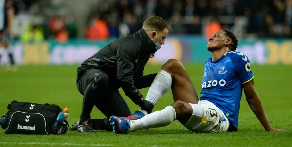 Everton Defender Yerry Mina Set to Leave the Club 2 Yerry Mina injured in the middle of a game