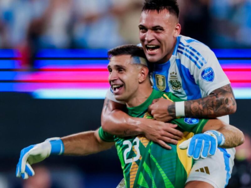 el dibu martinez the unyielding guardian of argentinas goal el dibu martinez the unyielding guardian of argentinas goal emiliano martinez festejando en la copa america fuente extra 1721022692
