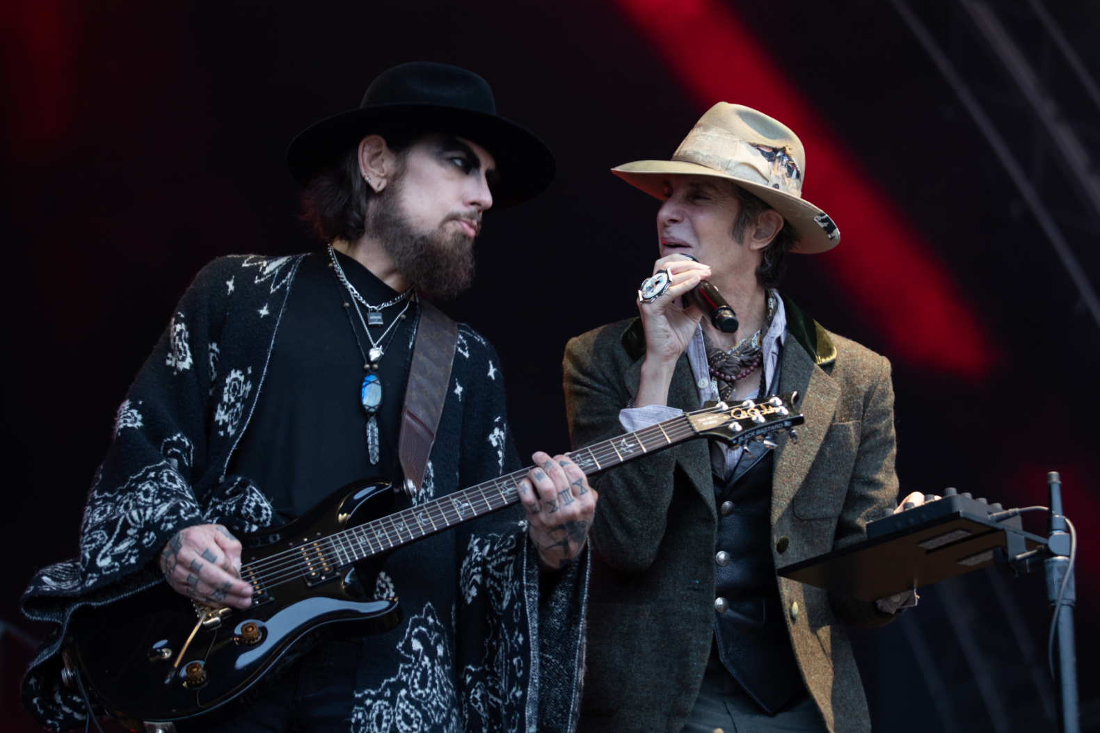 Perry Farrell’s Breakdown: Is Jane's Addiction About to End? 14 Navarro & Farrell on stage
