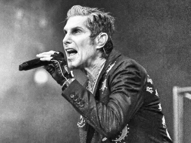 perry farrells onstage outburst what really happened perry farrell janes addiction