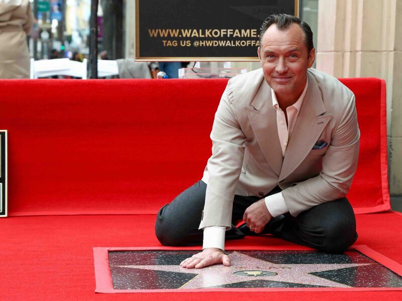 jude law honored with star on hollywood walk of fame p0kbnxcs