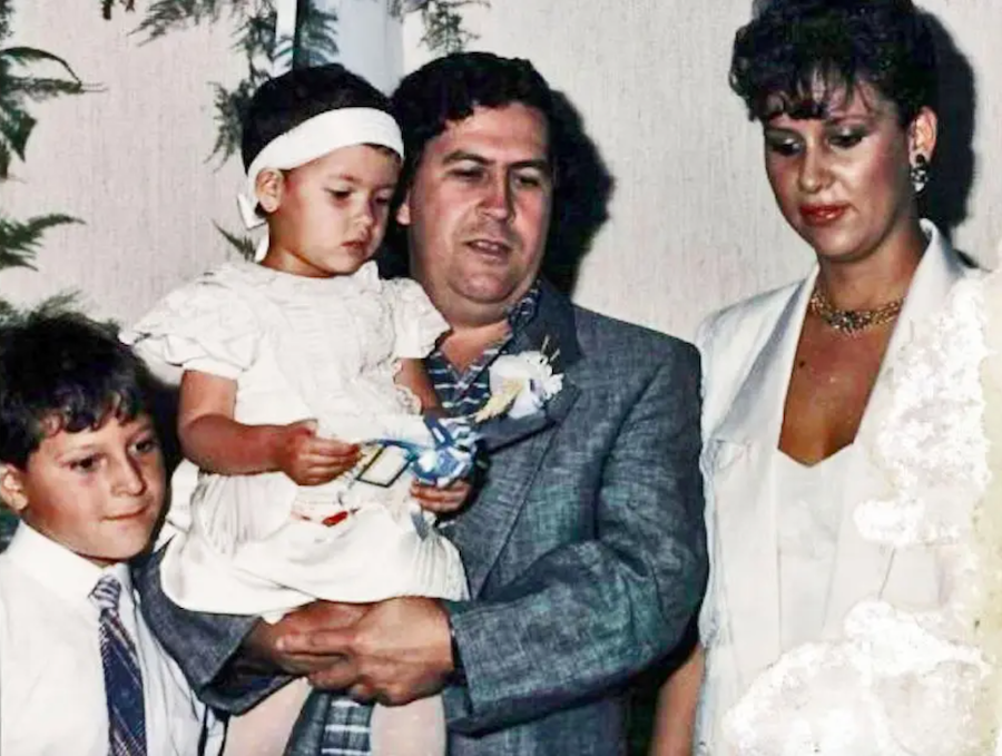 Manuela Escobar: The Hidden Daughter of Pablo Escobar Lives in Silence 15 Pablo Escobar in the intimacy of a familiar gathering
