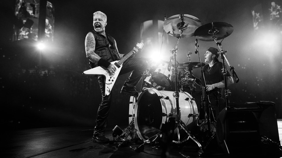 apple vision pro delivers an immersive concert experience with metallica apple vision pro apple immersi