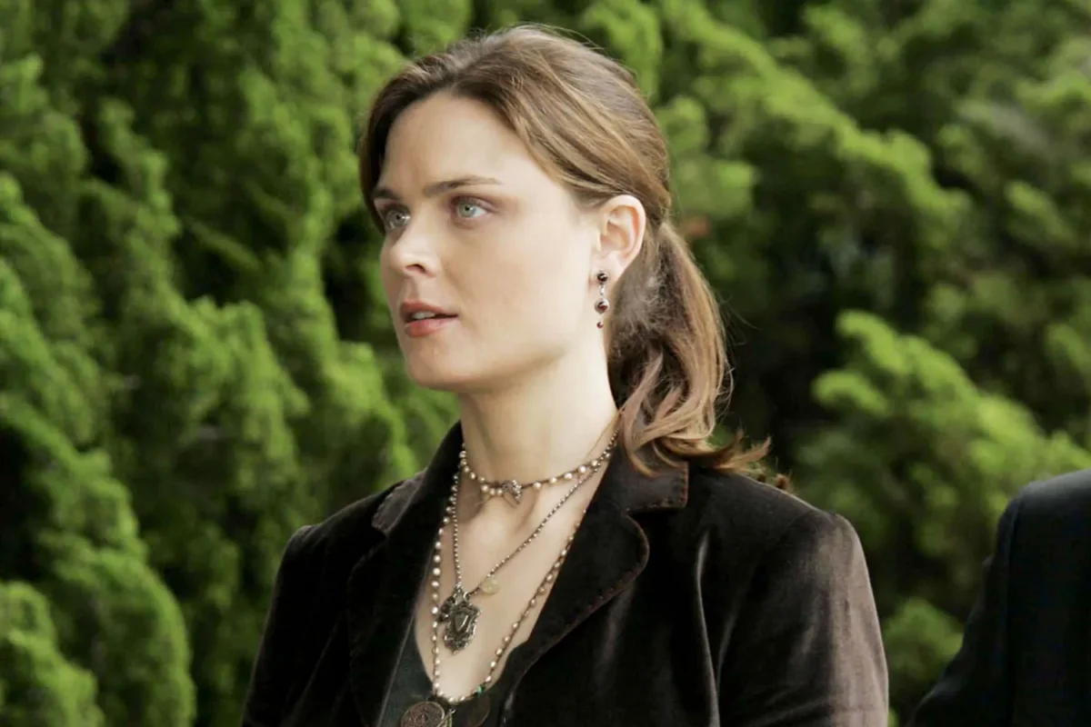 emily deschanel opens up about early challenges on bones emily deschanel bones season 1