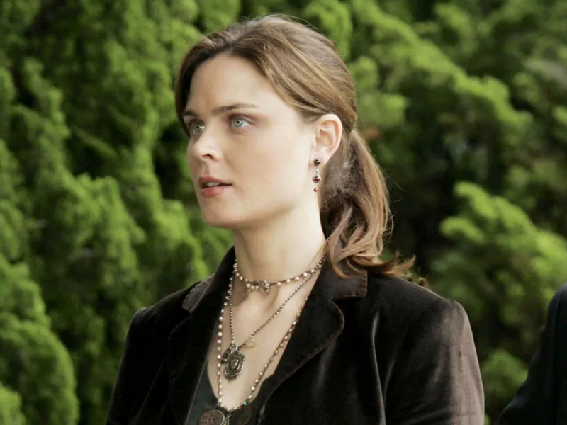 emily deschanel opens up about early challenges on bones emily deschanel bones season 1
