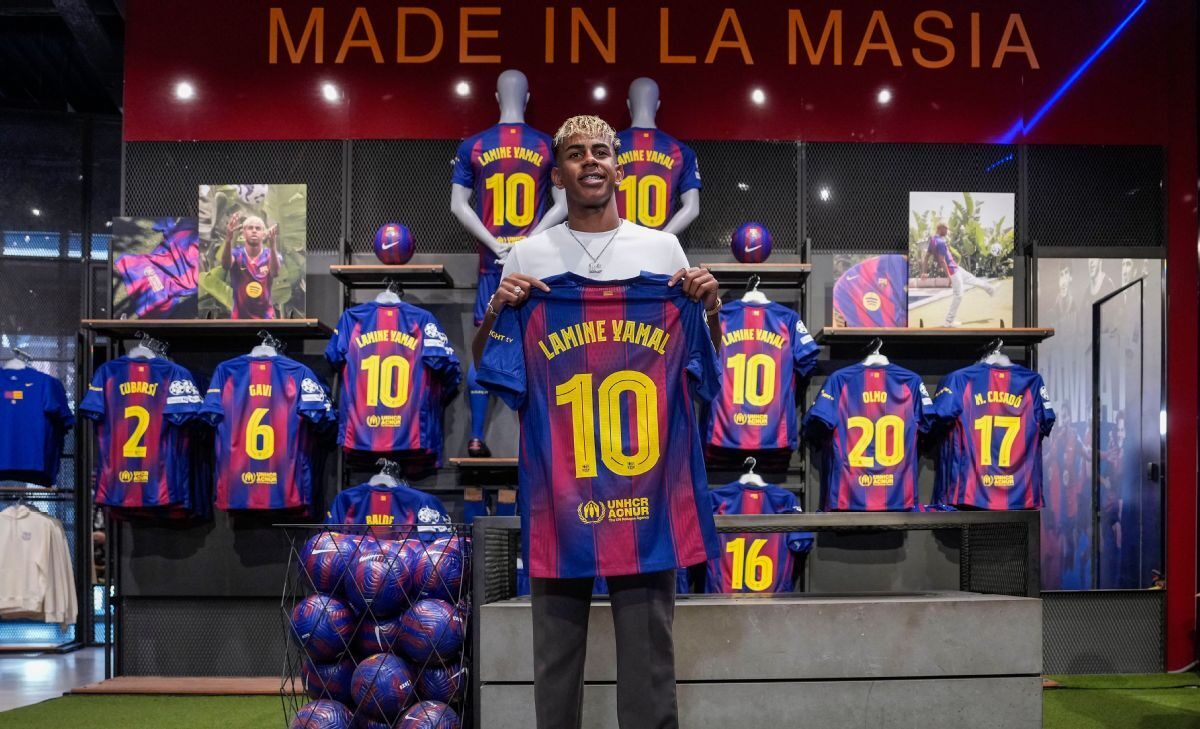 lamine yamal takes on barcelonas legendary no 10 shirt i