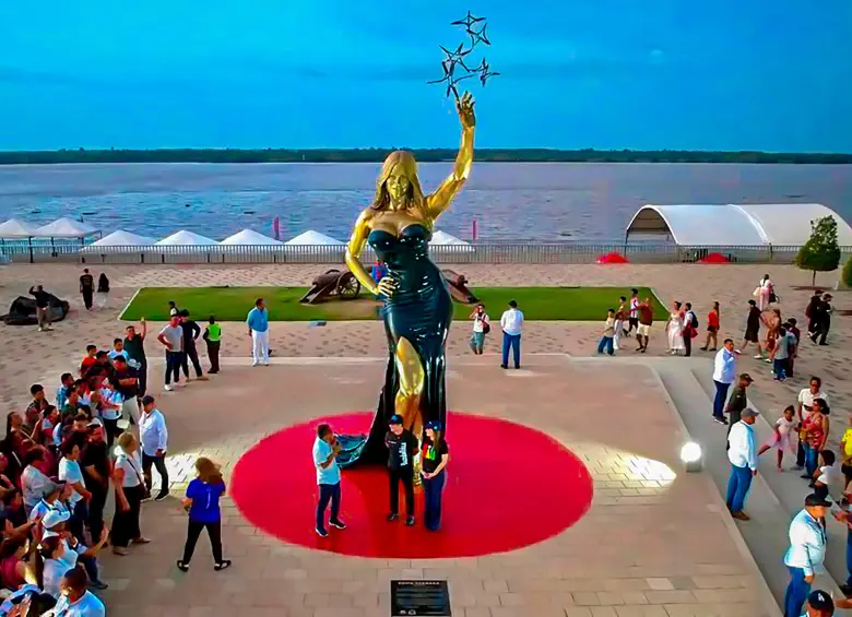 Sofia Vergara Honored with Monumental Sculpture in Barranquilla 2 sofia vergara honored with monumental sculpture in barranquilla alejandrochar 48293953 2025071