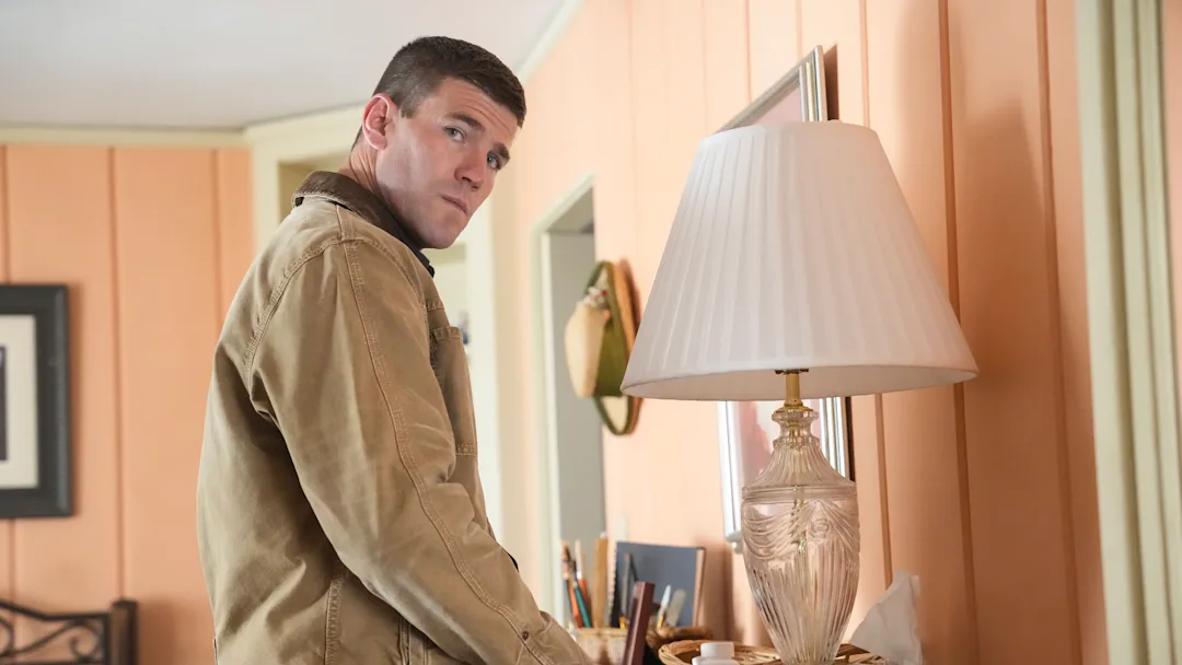 “One Flew Over” – NIS investigates the murder of a dementia-afflicted Jane Doe. Also, flashbacks reveal the first time Gibbs met Franks, on NCIS: ORIGINS, Monday, Nov. 25 (10:00-11:00 PM, ET/PT) on the CBS Television Network, and streaming on Paramount+ (live and on-demand for Paramount+ with SHOWTIME subscribers, or on-demand for Paramount+ Essential subscribers the day after the episode airs)*. Pictured (L-R): Austin Stowell as Leroy Jethro Gibbs